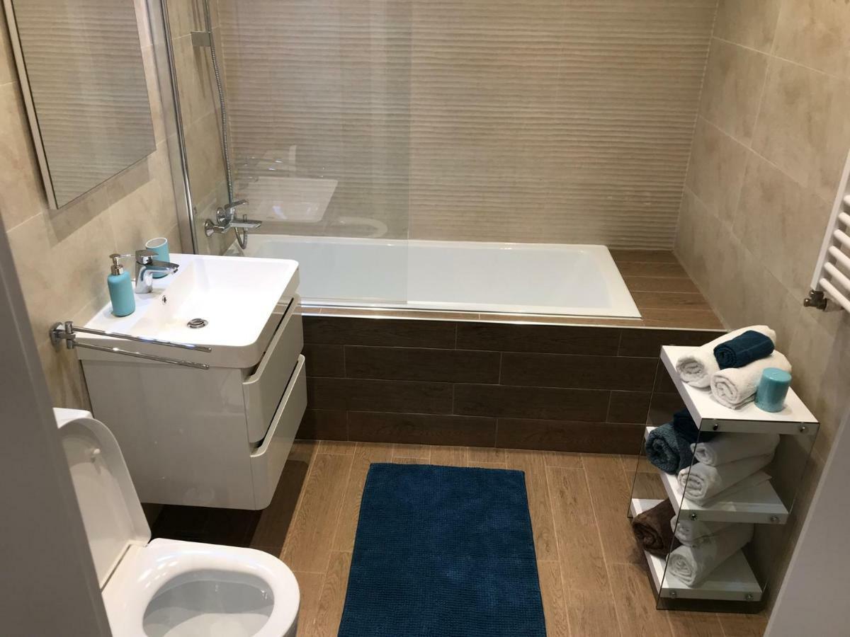 Luxury Flat 9 Near Metro Apartment